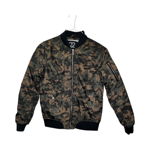 Two One Two Women’s Camouflage Bomber Jacket size Medium EUC - Picture 2 of 10